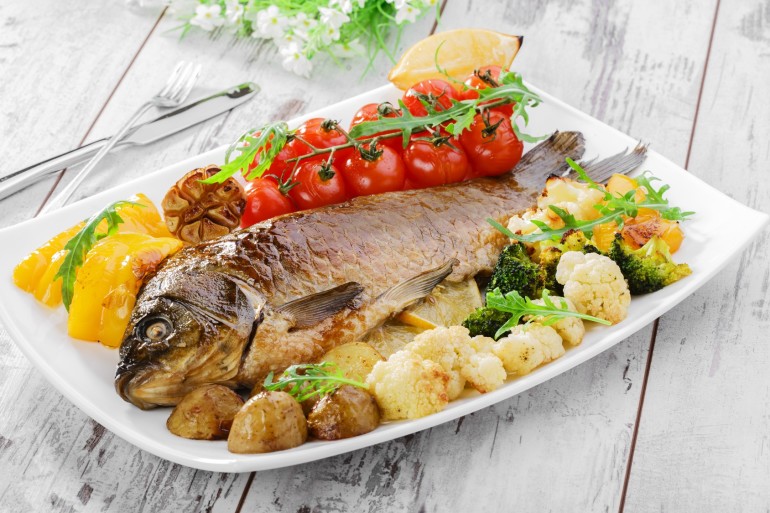 piatto di pesce e verdure