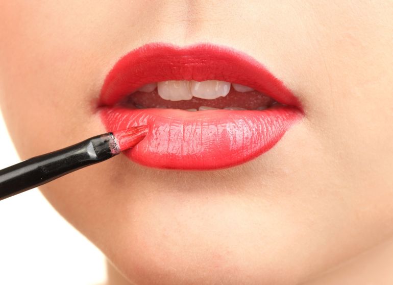 Make up bocca: riempire i contorni con il pennellino